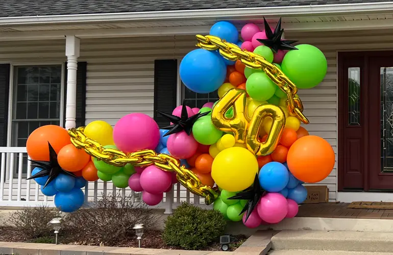Organic balloons in neon colors for a 40th birthday party