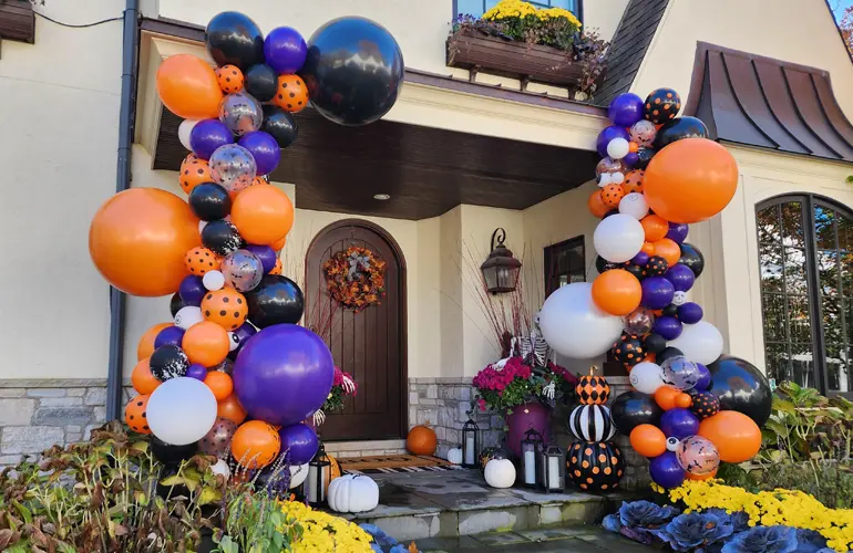 Organic balloon garlands on pillars in Halloween inspired colors