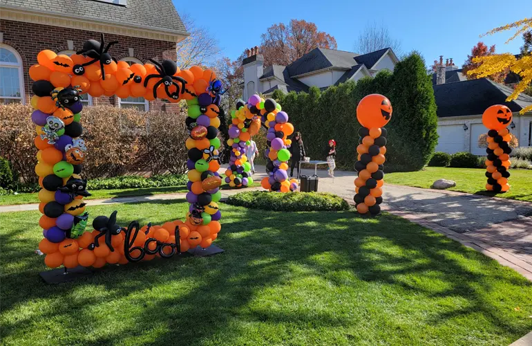 Halloween balloon display featuring a photo frame, balloon columns, and a balloon arch