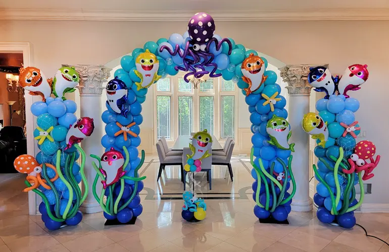 Baby Shark themed balloon arch and columns