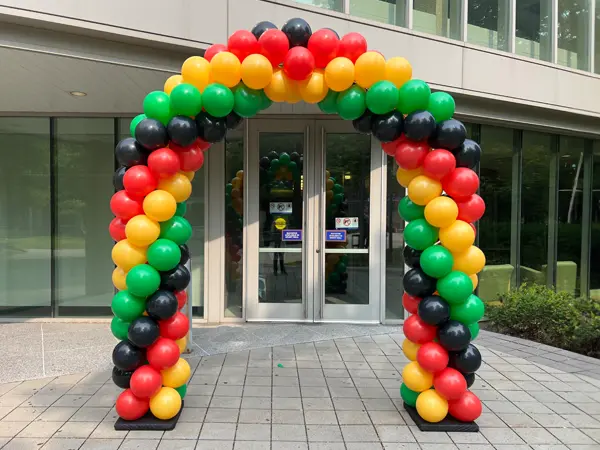 Classic balloon arch in spiral pattern