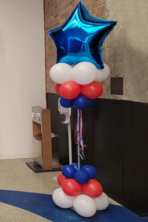 Balloon column with streamers in the center