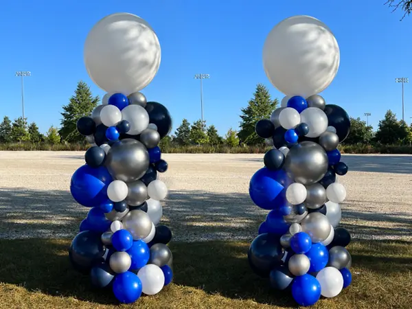 Organic style balloon column for an outdoor event