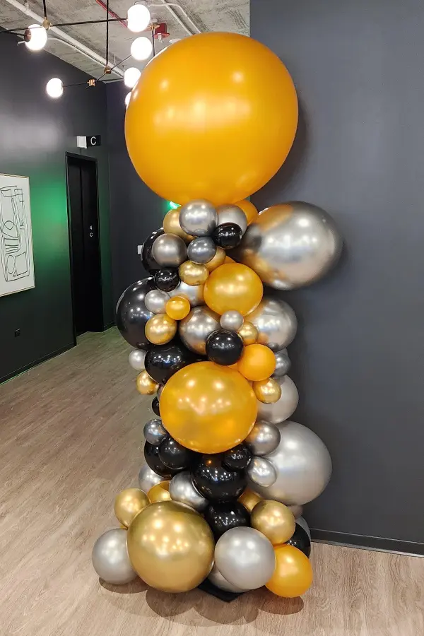 7.5ft tall organic balloon column with a jumbo round balloon topper