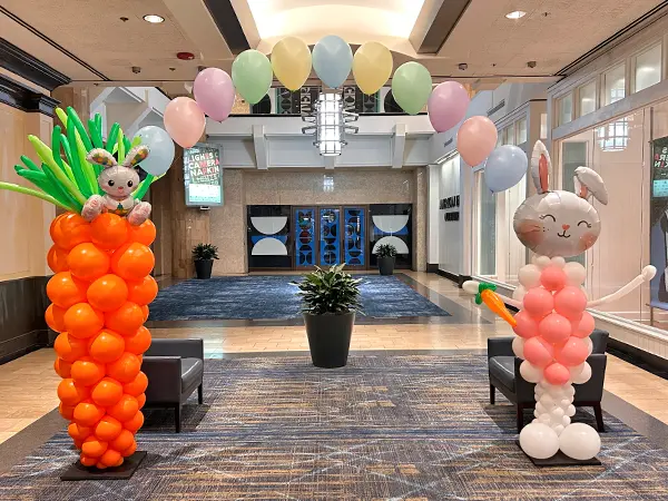 Balloon arch with one Bunny and one Carrot sculpture