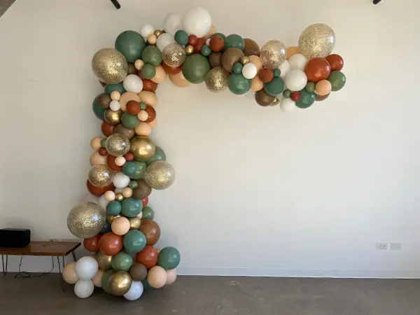 Freestanding organic balloon wave