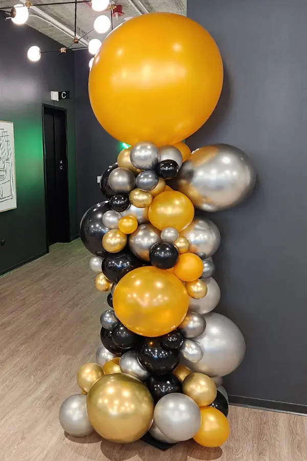 Trendy alternative to a classic balloon columns using various balloon sizes