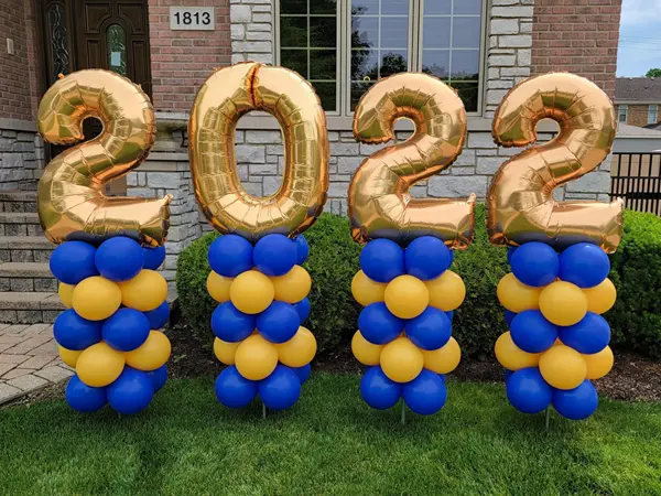 Mini balloon columns to celebrate the year of your graduate