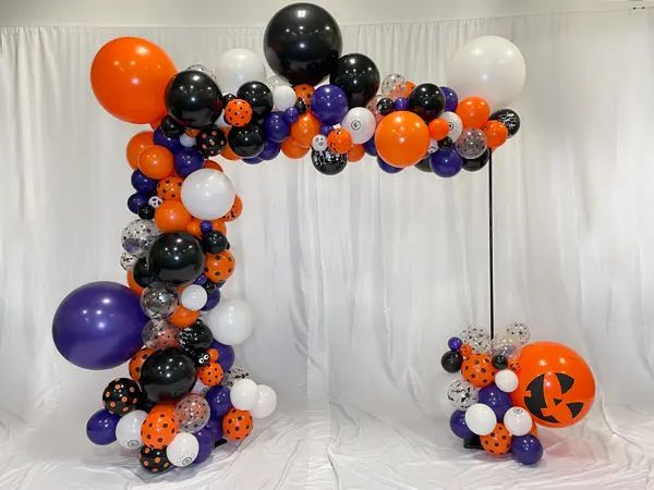 Trendy balloon arch in fun halloween colors
