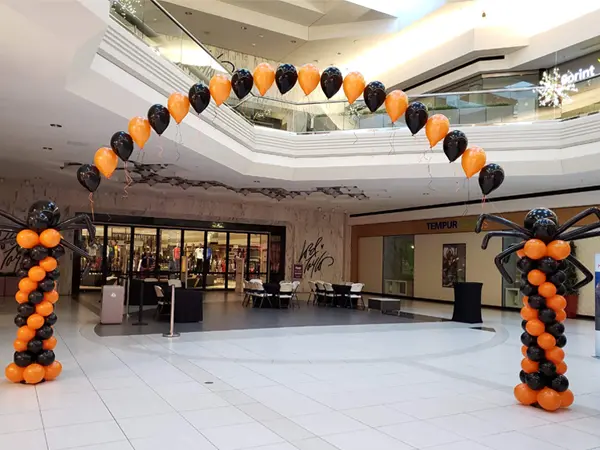 String of pearl balloon arch with spider columns