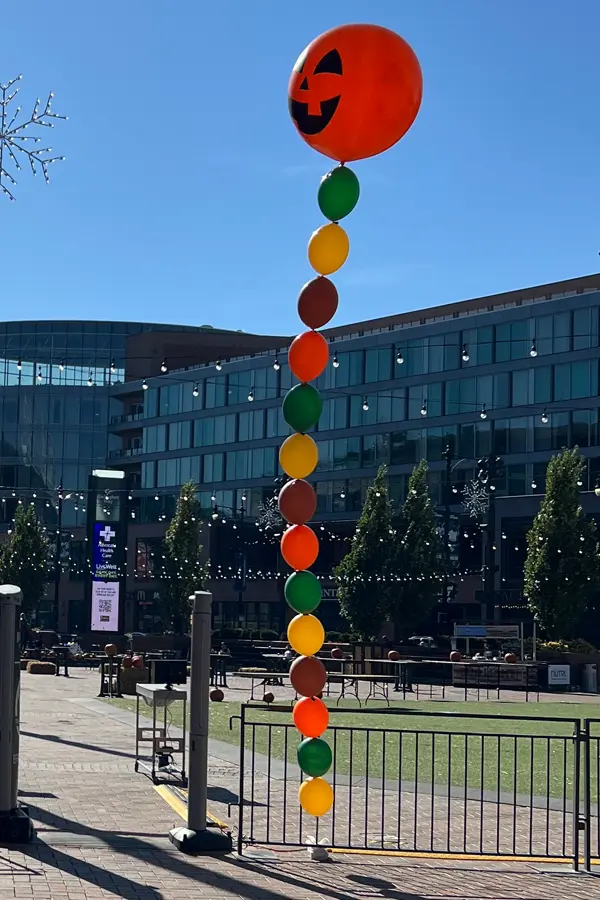 16ft tall balloon bead column