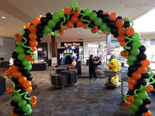 Balloon arch with balloon pumpkin vine accents