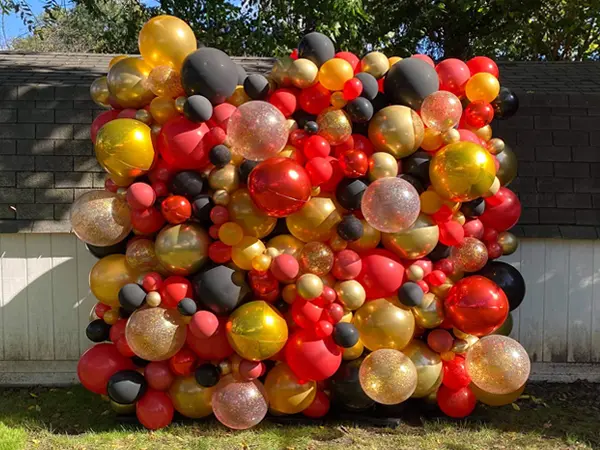 Deluxe organic balloon wall with glitter balloons