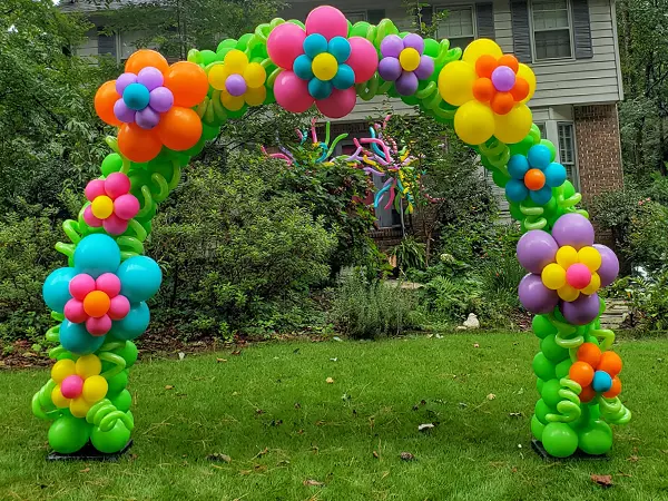 Classic 8ftx8ft balloon arch with flower accents