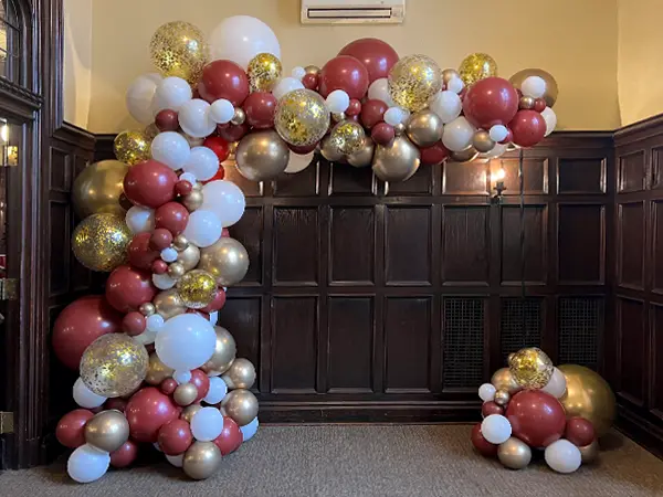 Trendying balloon arch in an fun style with glitter balloon accents