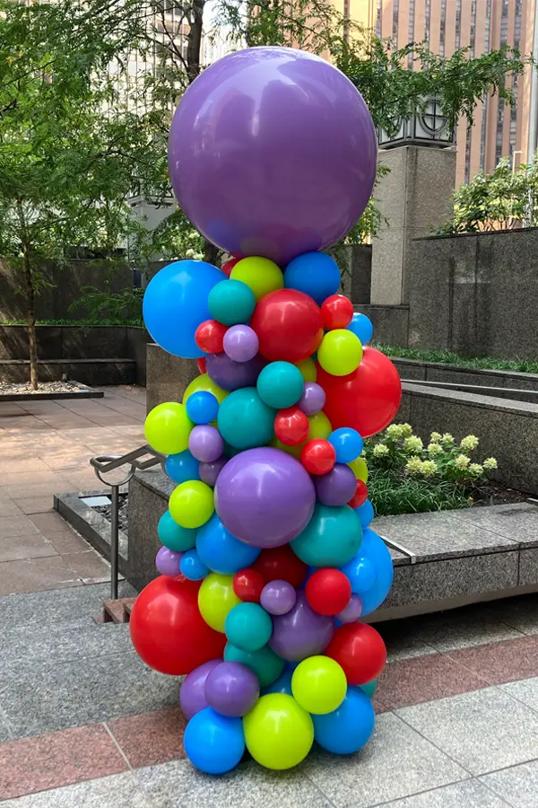 7.5ft tall Classic Balloon Column with a Jumbo Round Balloon Topper