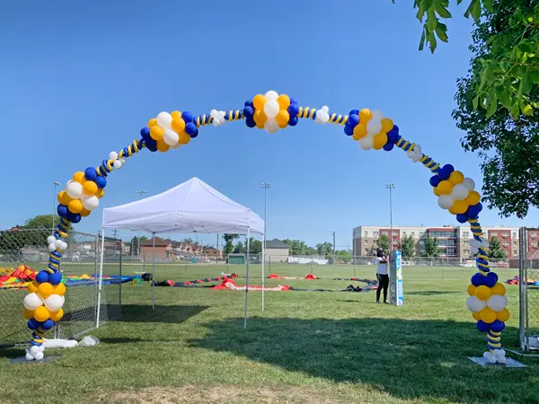 21ft wide squiggle outdoor balloon arch