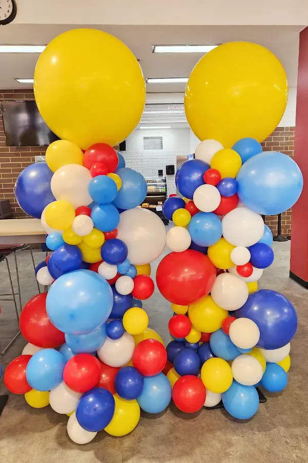 7.5ft tall organic balloon column with a jumbo round topper