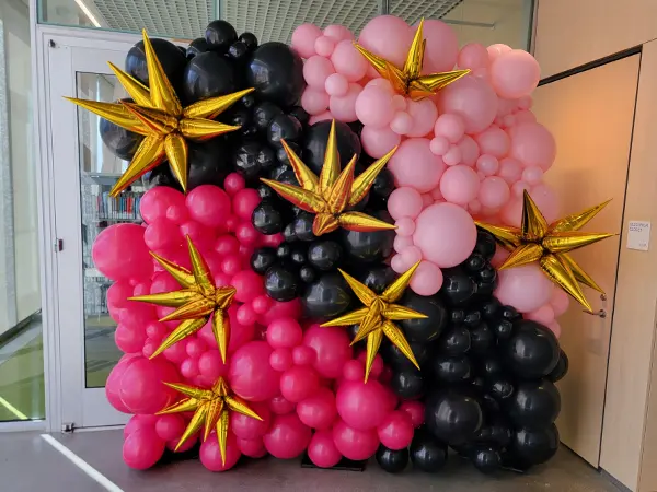 Organic balloon wall with starbursts