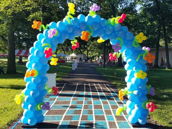 Classic 8ftx8ft balloon arch with squiggle flower accents