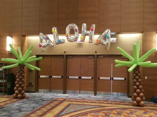 Aloha letter balloon arch with palm trees