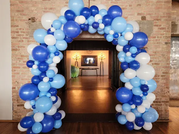 8ftx8ft organic balloon arch in blues for an underwater look