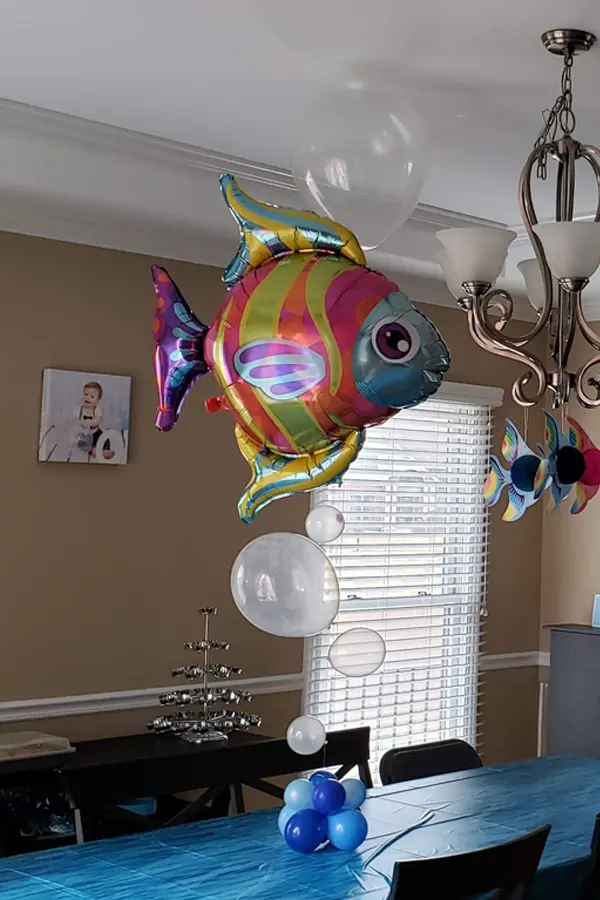 Balloon centerpiece with foil fish accent and balloon bubbles