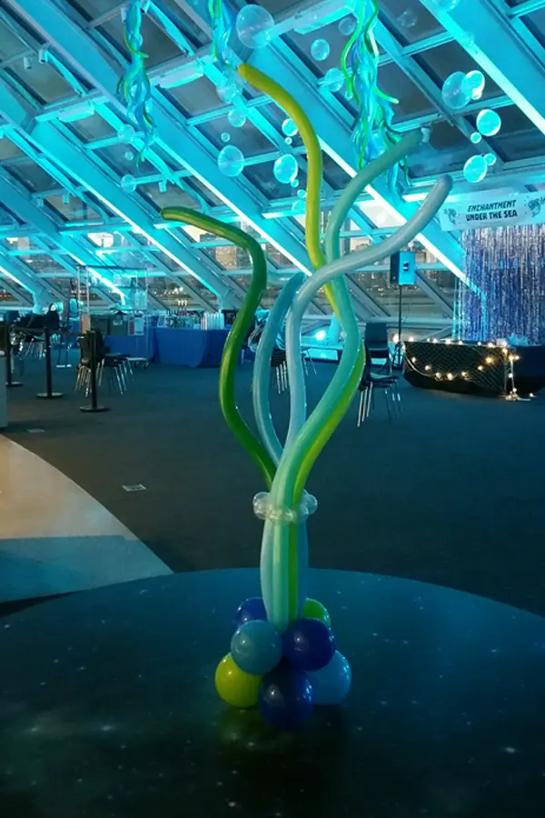 Balloon centerpiece created to look like seaweed