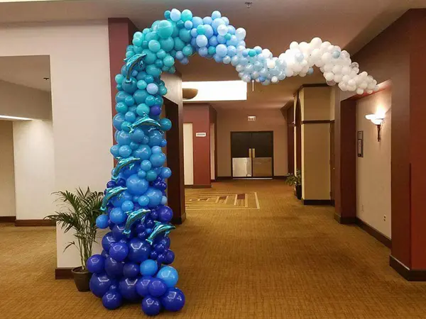 Freestanding organic balloon wave in ombre pattern