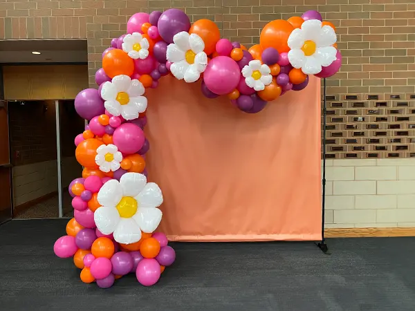 Freestanding balloon wave with daisy balloon accents